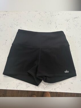 ALO Yoga High-Waist Alosoft Ribbed Lounge Shorts - Black - S